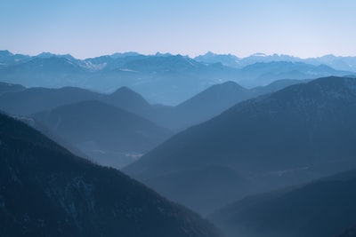 白天蓝天下的青山